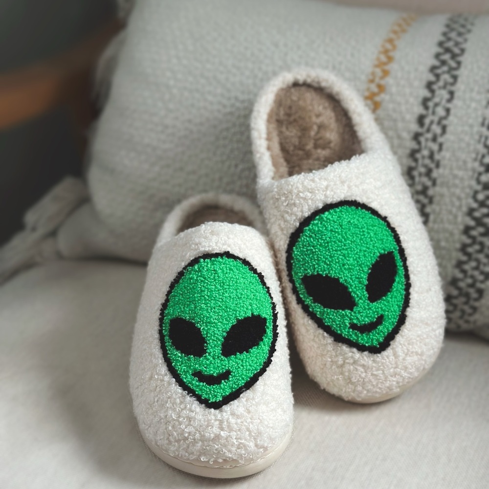 Manifesting Daydreams • Alien Face Sherpa Slippers